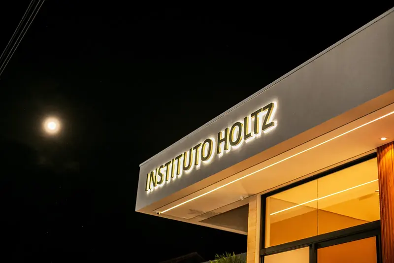 Fachada do Instituto Holtz à noite
